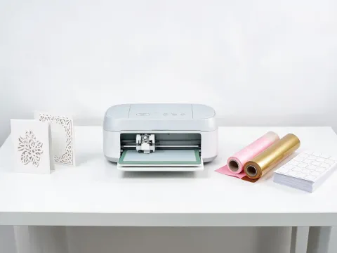 Compact smart cutting machine for cards and labels